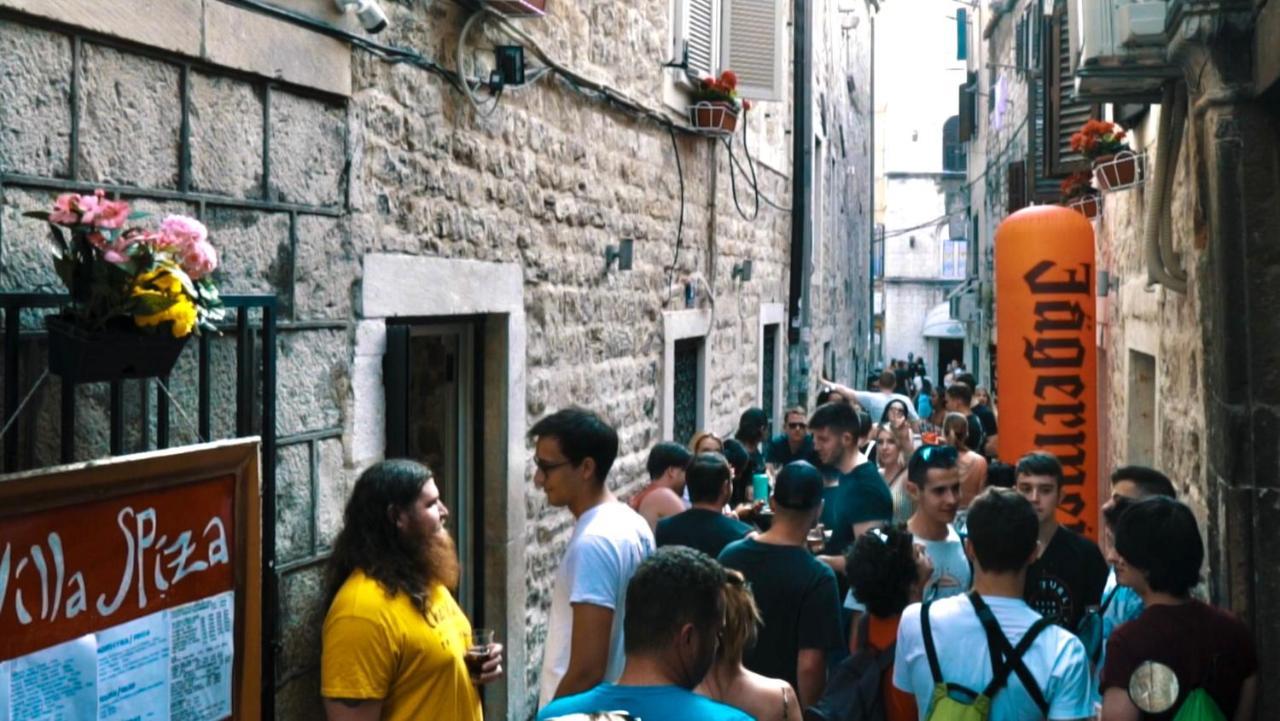 Booze & Snooze Social Hostel Spalato Esterno foto
